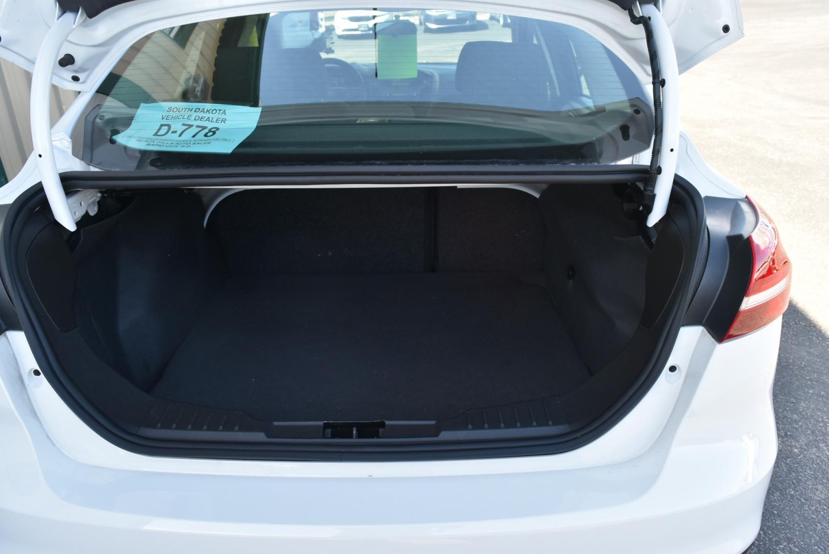 2018 White /Black Ford Focus SE (1FADP3F22JL) with an 2.0L I-4 GDI TI-VCT engine, 6-Speed Powershift Automatic transmission, located at 1600 E Hwy 44, Rapid City, SD, 57703, (605) 716-7878, 44.070232, -103.171410 - Photo#23